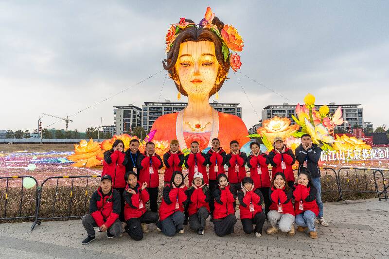 A design team that lights up the spirit of creativity (图2)
