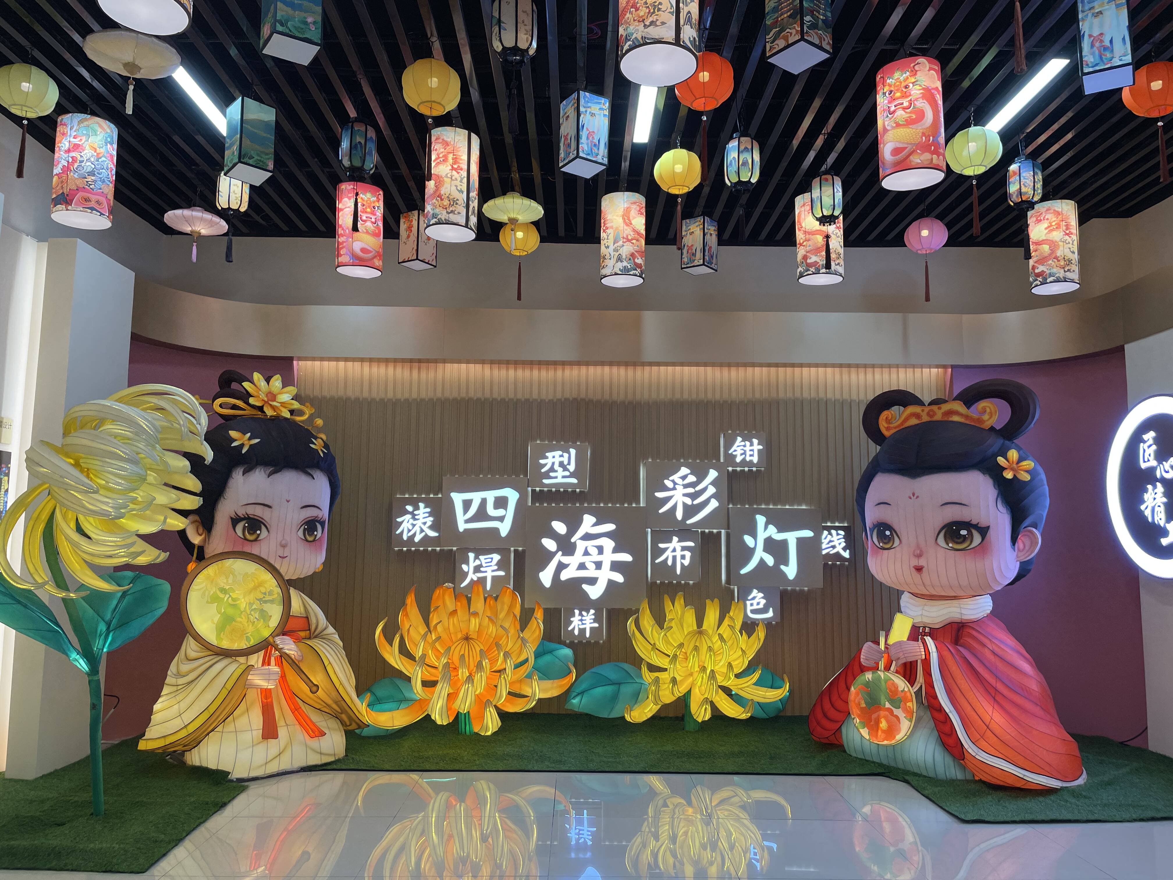 Unveils New Showroom(图2)