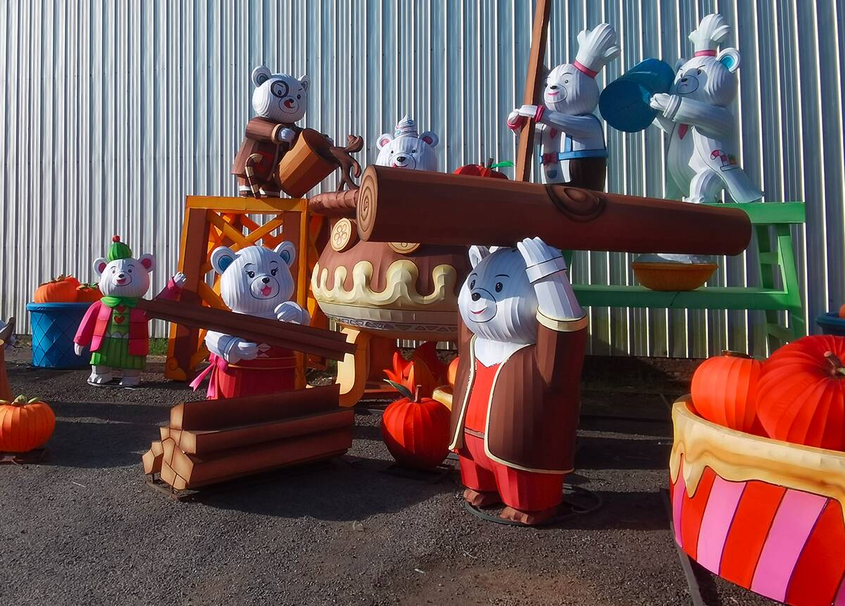 Creative Design Helps Japanese Holiday Decorations: Bear Mascots Convey Cultural Charm